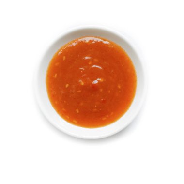 Beyaz bir arka plan üzerinde izole kırmızı sıcak biber Sos