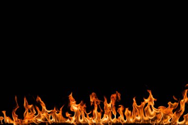 alevler siyah arkaplanda.