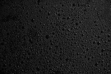 Siyah arkaplan ve doku üzerindeki su damlacıkları.