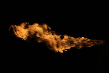 alevler siyah arkaplanda.