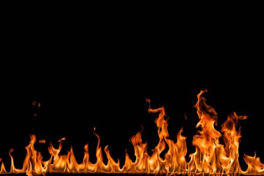 alevler siyah arkaplanda.