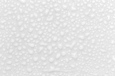 Gri arka planda su damlacıkları