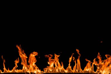 alevler siyah arkaplanda.