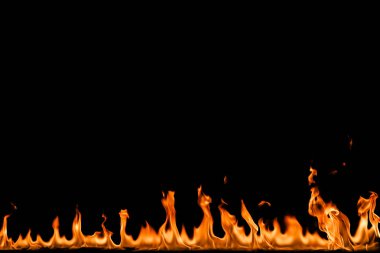 alevler siyah arkaplanda.