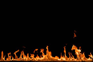 alevler siyah arkaplanda.