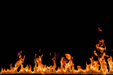 alevler siyah arkaplanda.