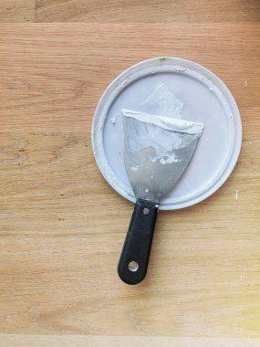 Alçı mala/ alçı mala sıyrık, kuru bir duvara sıva