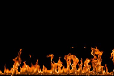 alevler siyah arkaplanda.