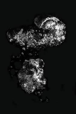 Suyun altında beyaz kabarcıklar