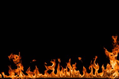 alevler siyah arkaplanda.