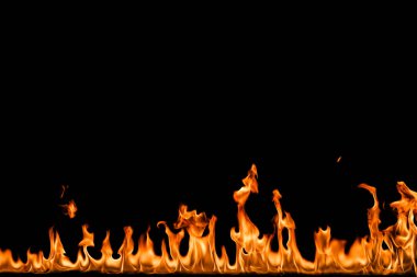 alevler siyah arkaplanda.