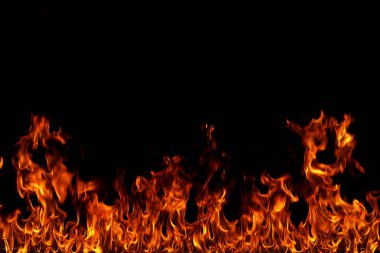 alevler siyah arkaplanda.