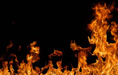 alevler siyah arkaplanda.