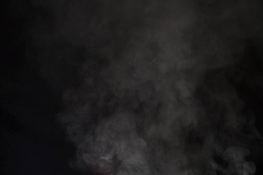 Siyah arka planda duman spreyi