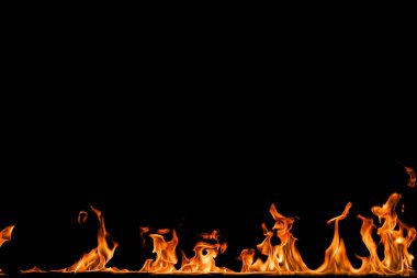 alevler siyah arkaplanda.