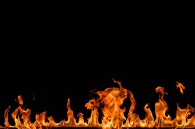 alevler siyah arkaplanda.