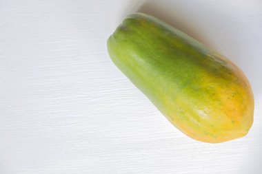 beyaz ahşap arka plan papaya