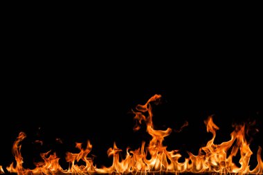 alevler siyah arkaplanda.