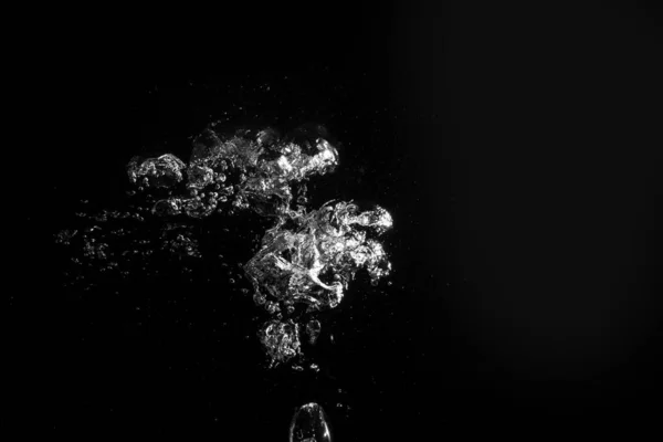 Burbujas blancas bajo el fondo del agua — Foto de Stock