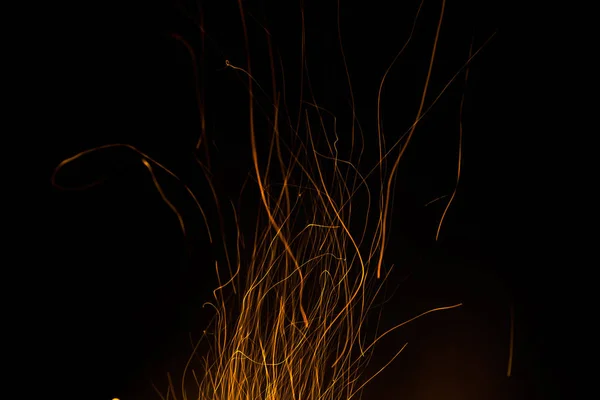 Chamas de fogo com faíscas em um fundo preto — Fotografia de Stock