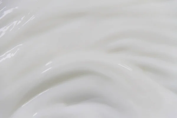 The white surface of the cream lotion softens the background. — Stock Photo, Image