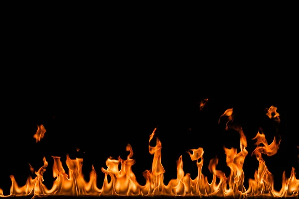 Flammen auf schwarzem Hintergrund. — Stockfoto