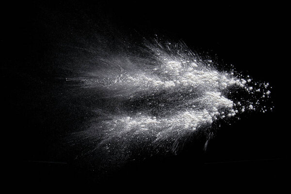 Цвет порошок белый брызгает пыль на черном фоне
.