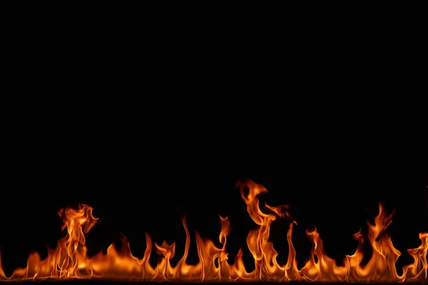 Flammen auf schwarzem Hintergrund. — Stockfoto