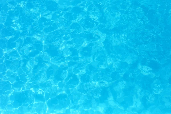 Eau de couleur bleue dans la piscine détail de l'eau ondulée backgroun — Photo