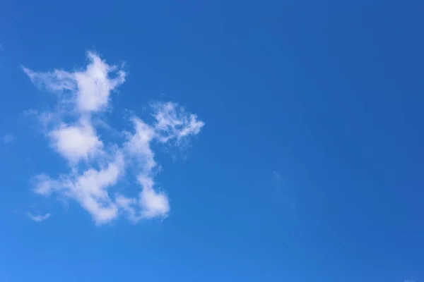 雲と青い空の背景. — ストック写真