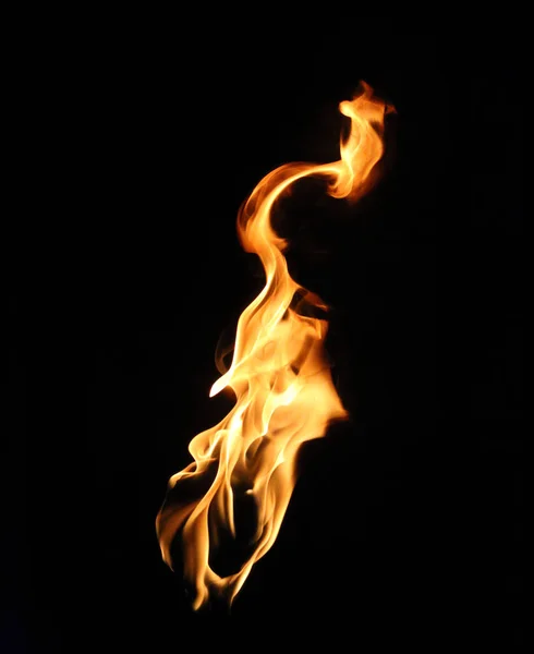 Ateş alevi siyah arkaplanda izole edildi