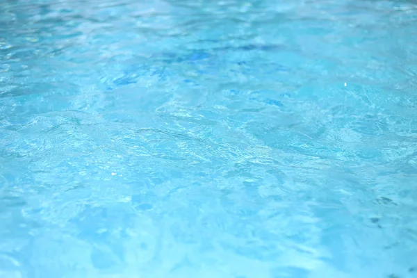 Blå färg vatten i poolen veckade vatten detalj bakgrunds — Stockfoto