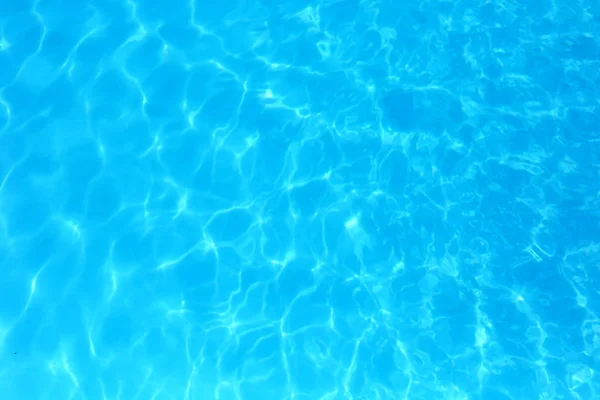 Acqua di colore blu in piscina increspato dettaglio acqua backgroun — Foto Stock