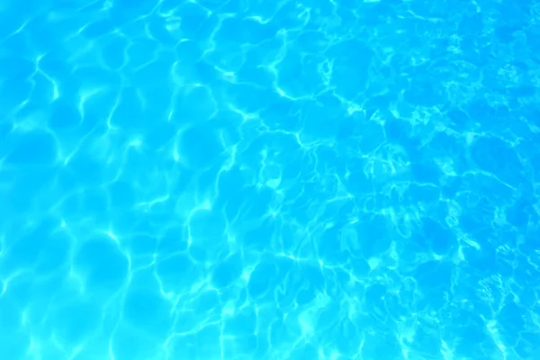 Eau de couleur bleue dans la piscine détail de l'eau ondulée backgroun — Photo