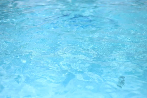 Синий цвет воды в бассейне, рябь воды детали backgroun — стоковое фото
