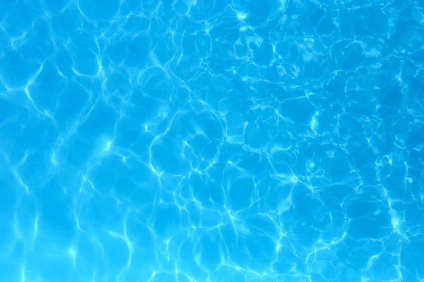 Agua de color azul en piscina ondulada detalle de agua backgroun — Foto de Stock