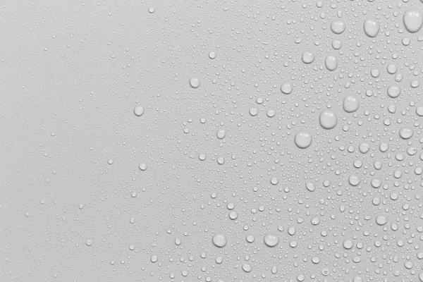Gri arka planda su damlacıkları