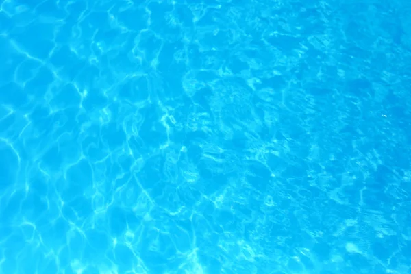 Blaue Farbe Wasser im Schwimmbad kräuselte Wasser Detail Hintergrund — Stockfoto