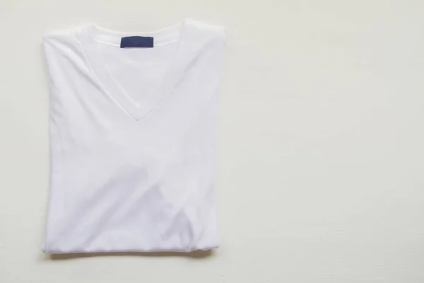 Weißes T-Shirt auf weißem Hintergrund. — Stockfoto