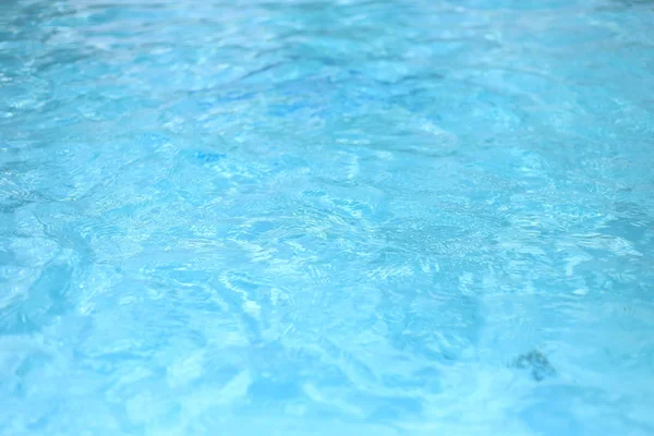 Blå färg vatten i poolen veckade vatten detalj bakgrunds — Stockfoto