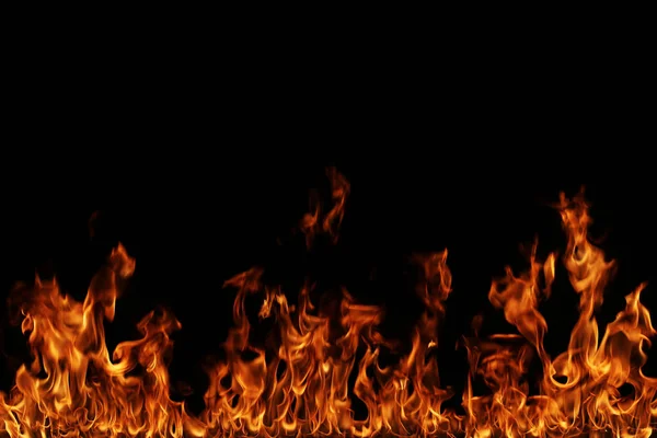 alevler siyah arkaplanda.