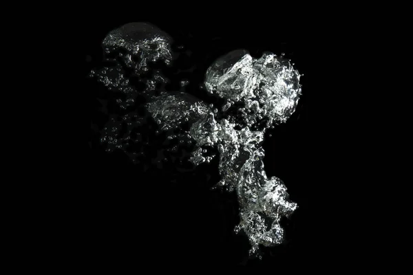 Белые пузыри под водным фоном — стоковое фото