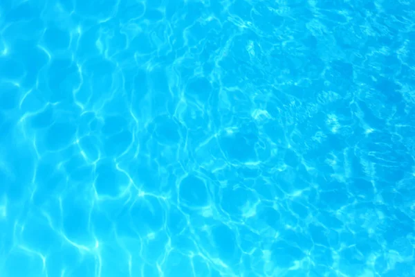 Eau de couleur bleue dans la piscine détail de l'eau ondulée backgroun — Photo