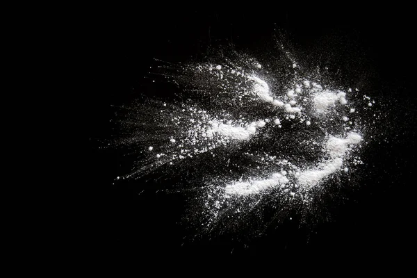 Renk tozu beyaz siyah bir arka plan üzerinde toz sıçramaları.