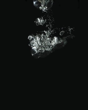 Suyun altında beyaz kabarcıklar