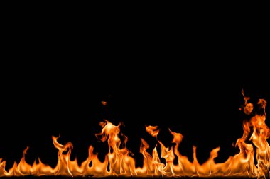 alevler siyah arkaplanda.