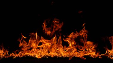 alevler siyah arkaplanda.