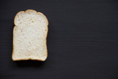 Ahşap zeminde ekmek