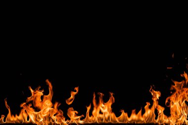 alevler siyah arkaplanda.