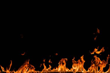 alevler siyah arkaplanda.